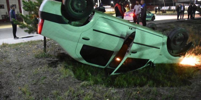 Kars'ta otomobil yayalara çarptı, 3 kişi yaralandı