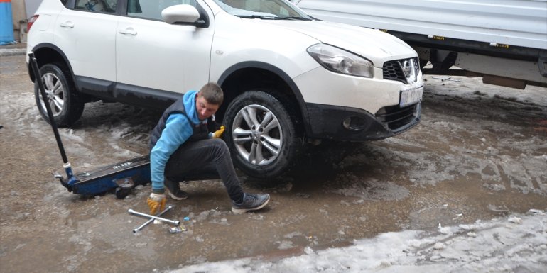 Sarıkamış'taki satış yerleri ve tamircilerde "kış lastiği" yoğunluğu