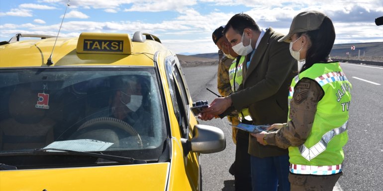 Kars'ta jandarma araç kullanırken telefonla konuşmayı önlemek için uygulama yaptı