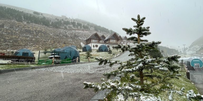 Erzurum ve Kars'ta kar yağışı etkili oldu, Palandöken beyaza büründü