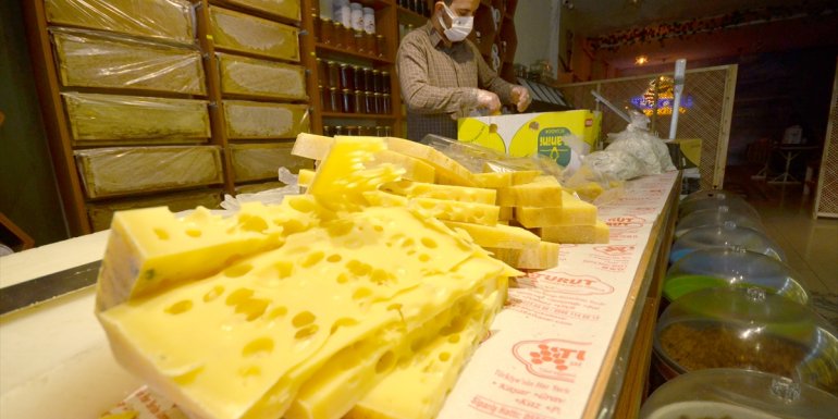 Kars'ta sezonun ilk gravyer peyniri tezgahlarda yerini aldı