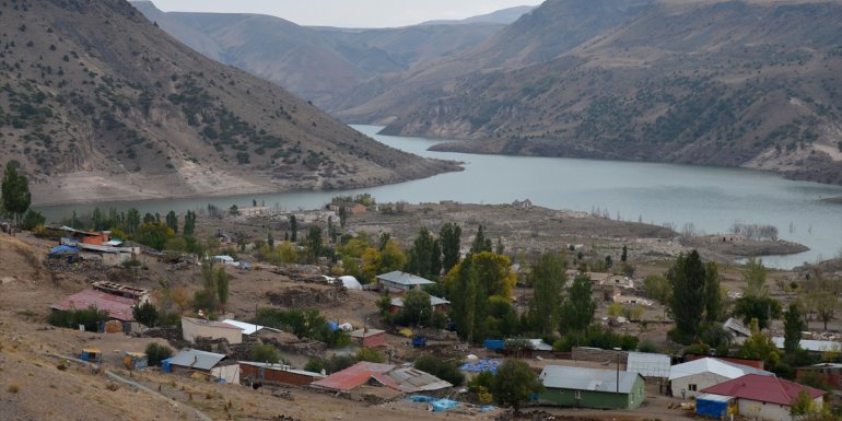 Kars'taki barajın seviyesi düşünce su altındaki tarihi yapılar gün yüzüne çıktı