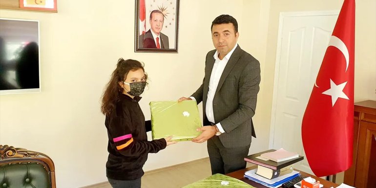 Keban Kaymakamı Akbulut'tan, bursluluk sınavını kazanan öğrencilere hediye