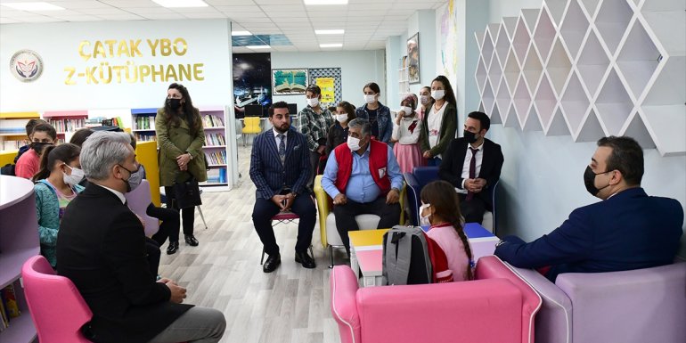 Kızılay'dan Çatak'taki öğrencilere çanta ve kırtasiye malzemesi yardımı