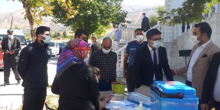 Malatya'da cuma namazı çıkışı vatandaşlara Kovid-19 aşısı yapıldı