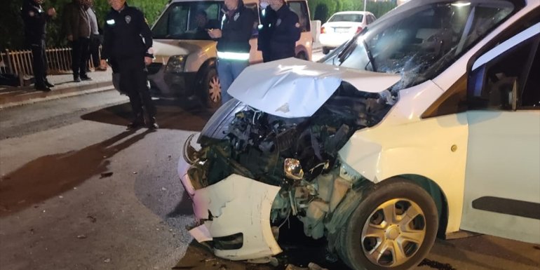 Malatya'da polisten kaçan şüpheli, otomobili ekip aracına çarpınca yakalandı