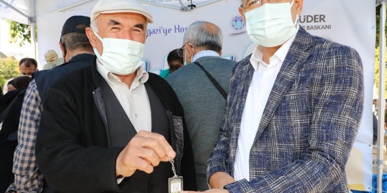 Malatya'da vatandaşlara HES kodunun konulabileceği anahtarlık dağıtıldı