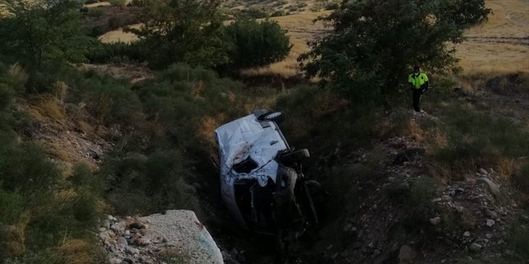 Malatya'da trafik kazasında kolu kopan sürücüsü, yola inan helikopter ambulansla hastaneye götürüldü
