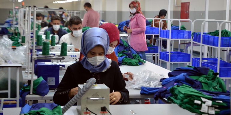 Devlet desteğiyle kurduğu tekstil fabrikasında 100 kişiye istihdam sağladı