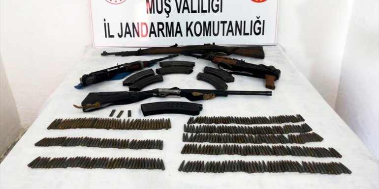 Muş'ta çok sayıda silah ve fişek ele geçirildi