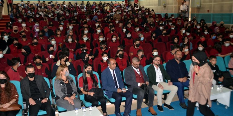 Muş'ta "sanat insana nasıl dokunur" konferansı
