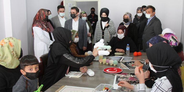 Özalp'ta kadınların yaptıkları ürünler sergilendi