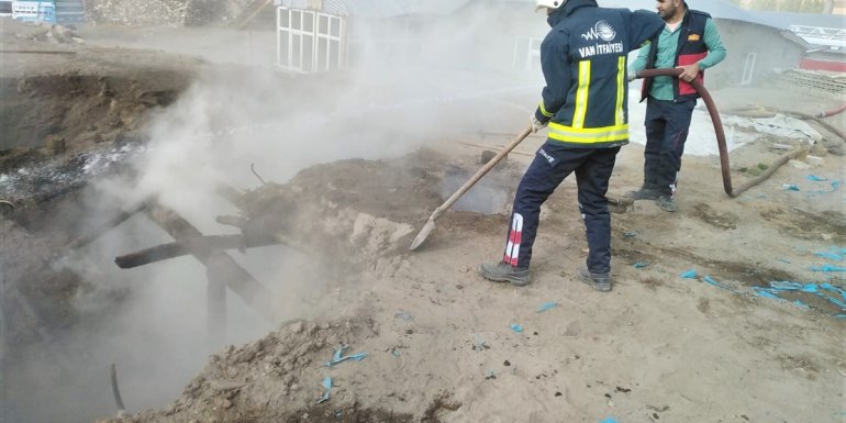 Özalp'ta tandır evi ve odunlukta çıkan yangın hasara yol açtı