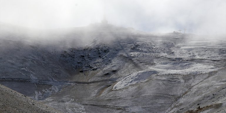Palandöken'in zirvesi sonbaharda beyaza büründü