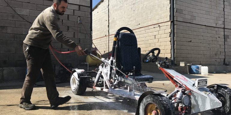 Sanayide kullanılmayan hurda parçalarını toplayarak go-kart tasarladı