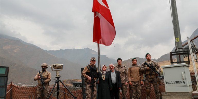 Şehit polisin ailesi Hakkari'de oğullarının şehit olduğu kontrol noktasını ziyaret etti