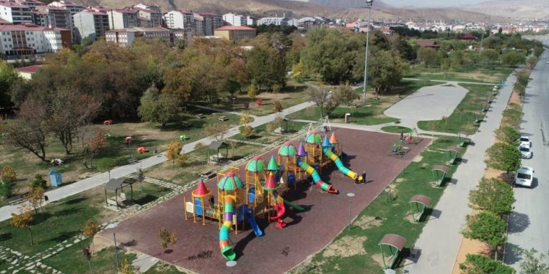 Tatvan'da park ve oyun alanları yenileniyor