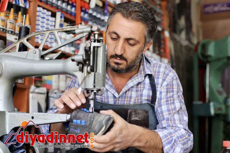 Teknolojinin girmediği dükkanında kış öncesi yoğun mesai yapıyor1