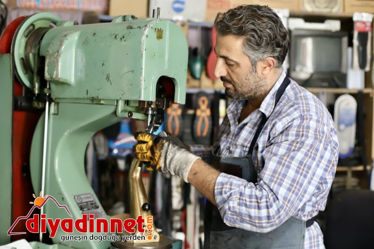 Teknolojinin girmediği dükkanında kış öncesi yoğun mesai yapıyor3