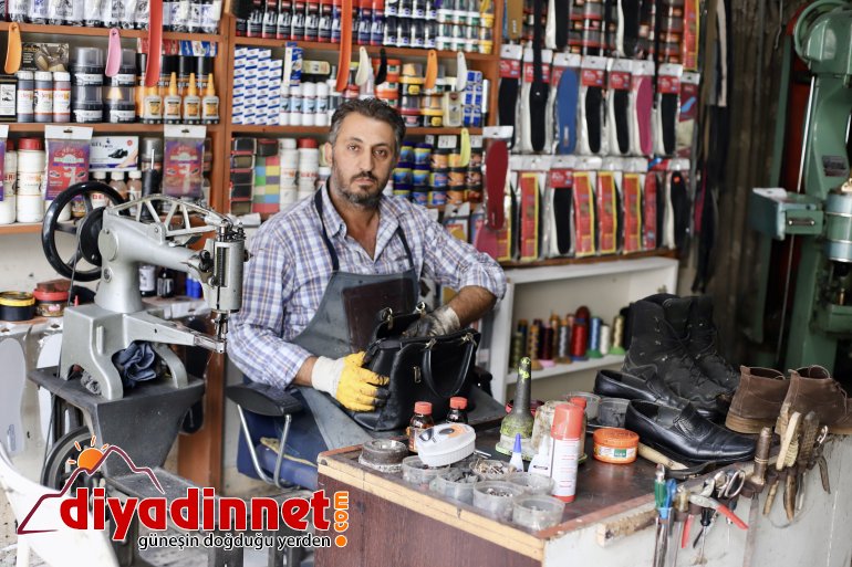 Teknolojinin girmediği dükkanında kış öncesi yoğun mesai yapıyor4