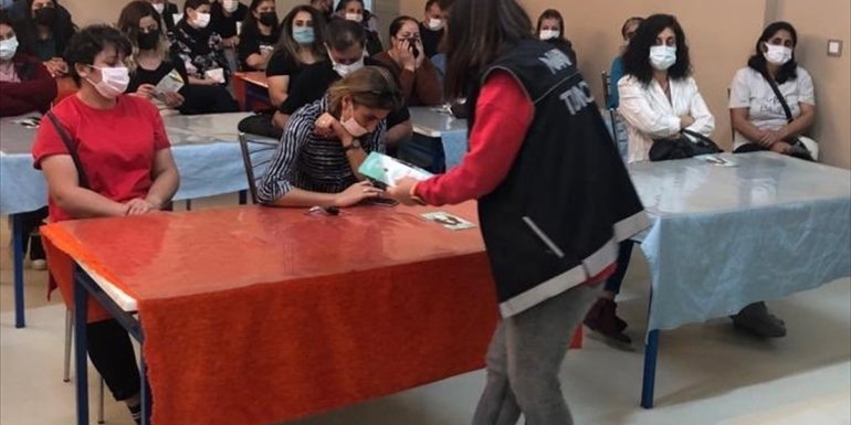 Tunceli'de annelere "Narkorehber" ve "UYUMA" projeleri anlatıldı