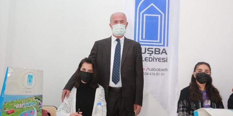 Tuşba Belediye Başkanı Akman'dan üniversiteye hazırlanan öğrencilere kitap yardımı