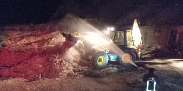 VAN - 40 ton saman ve 400 bağ ot yandı1