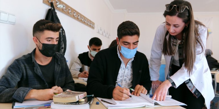 Van'da 647 öğrenci ücret ödemeden kurs ortamında üniversiteye hazırlanıyor