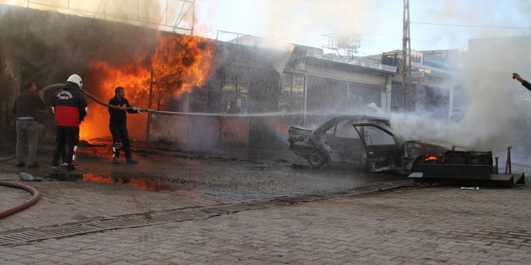 Van'da alev alan otomobildeki yangının sıçradığı 3 iş yeri hasar gördü