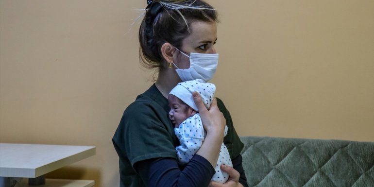 Annesini Kovid-19'dan kaybeden Havvanur bebeği, hemşirelerin eğittiği halası büyütecek