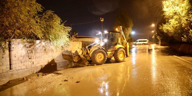 Van Büyükşehir Belediyesi su taşkınlarının yaşandığı mahallelerde çalışma başlattı