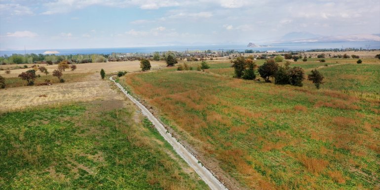 Van Büyükşehir Belediyesinden çiftçilere sulama kanalı desteği