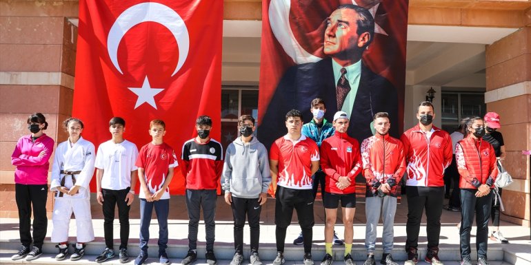 Van Büyükşehir Belediyesinden spor kulüplerine 1 milyon lira destek