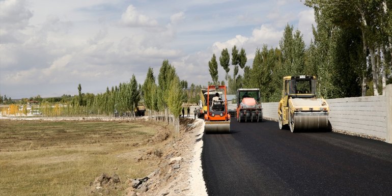 Van Büyükşehir Belediyesinin yol çalışmaları sürüyor