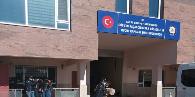 Van'da göçmen kaçakçılığı yaptıkları iddia edilen 4 kişi tutuklandı