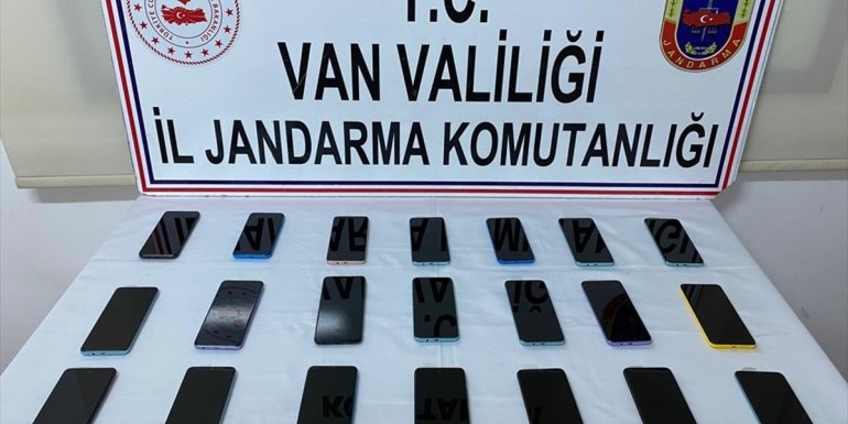 Van'da gümrük kaçağı 21 cep telefonu ele geçirildi