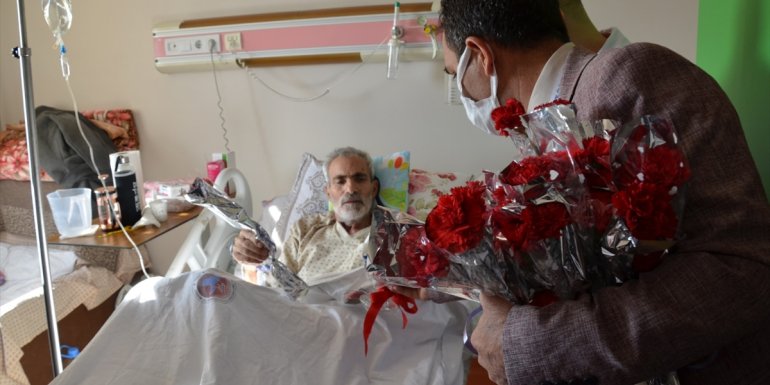 Van'da hasta ve yakınlarına çiçek dağıtıldı