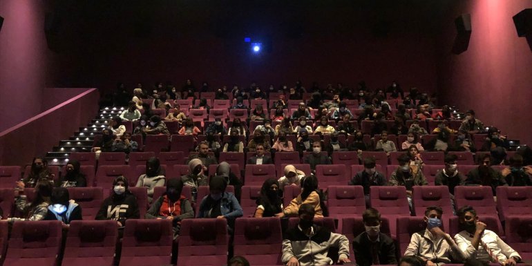 Van'da öğrenciler 'Akif' adlı sinema filmini izledi