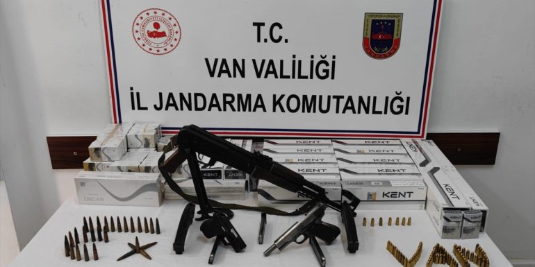 Van'da silah ve gümrük kaçağı sigara ele geçirildi