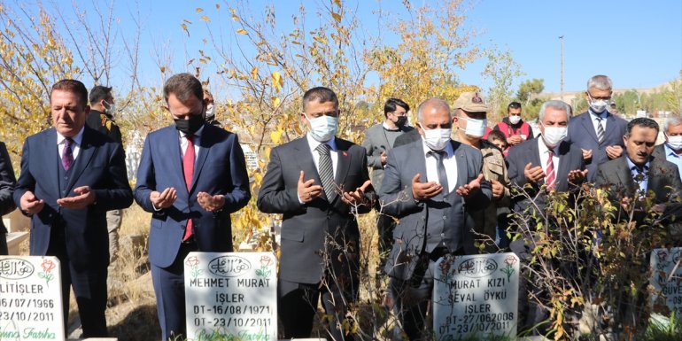 Van depreminde hayatını kaybedenler anıldı