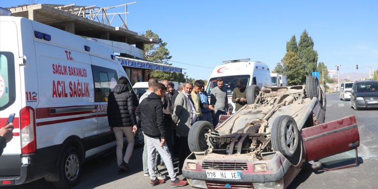 Van'da 2 otomobilin çarpışması sonucu 8 kişi yaralandı