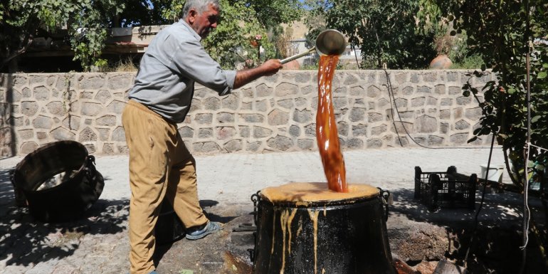Van'da geleneksel yöntemlerle pekmez üretiliyor