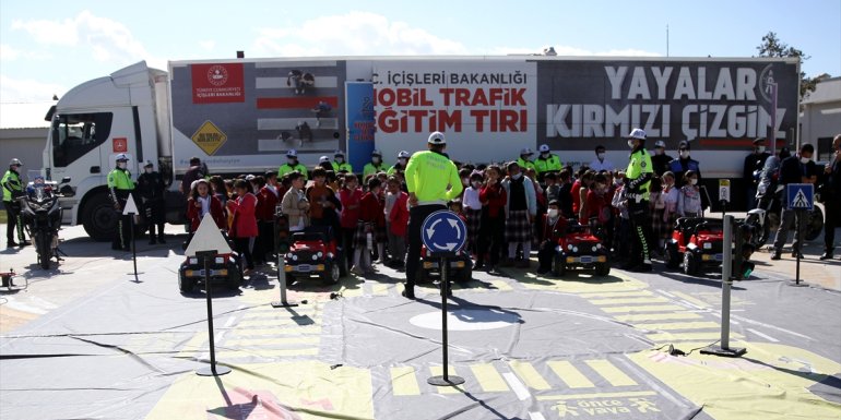 Van'da ilkokul öğrencileri "Mobil Tır'da" trafik eğitimi aldı