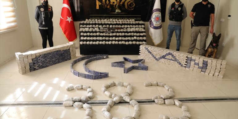 Van'da polis ekipleri, İran sınırındaki arazide 383 kilogram eroin ele geçirdi