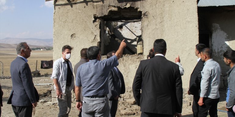 Özalp Kaymakamı Nasır, evi yanan aileyi ziyaret etti