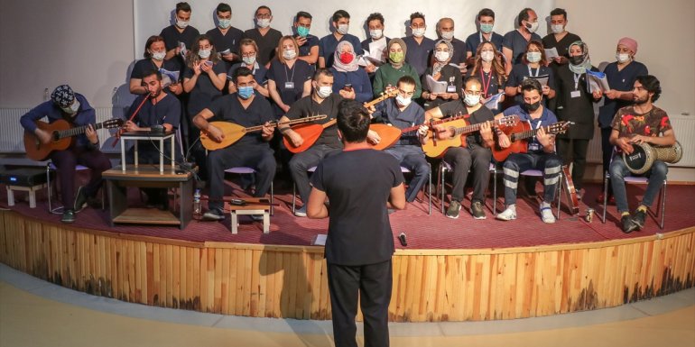 Van'da sağlık çalışanları kaybettikleri meslektaşlarını türkülerle anacak