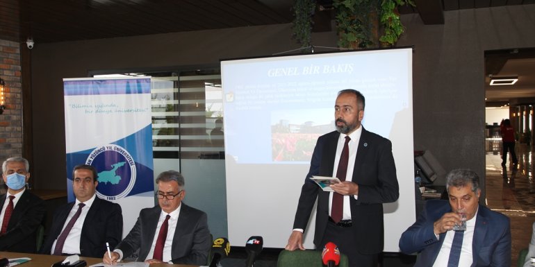 YYÜ Rektörü Şevli, basın mensupları ile bir araya geldi