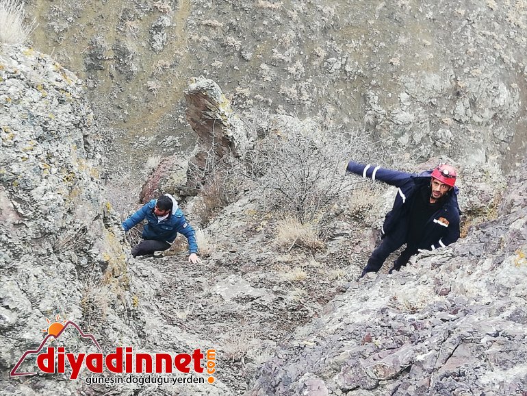 Ağrı'da köpeğini kurtarmak isterken kayalıkta mahsur kalan kişiyi itfaiye kurtardı