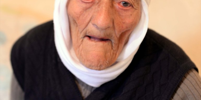 Ardahan'ın 'Gülbeyaz ninesi' 108 yaşında çipli kimliğini aldı