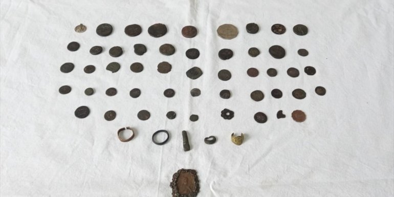 Ardahan'da otomobil içerisinde 53 tarihi eser ele geçirildi
